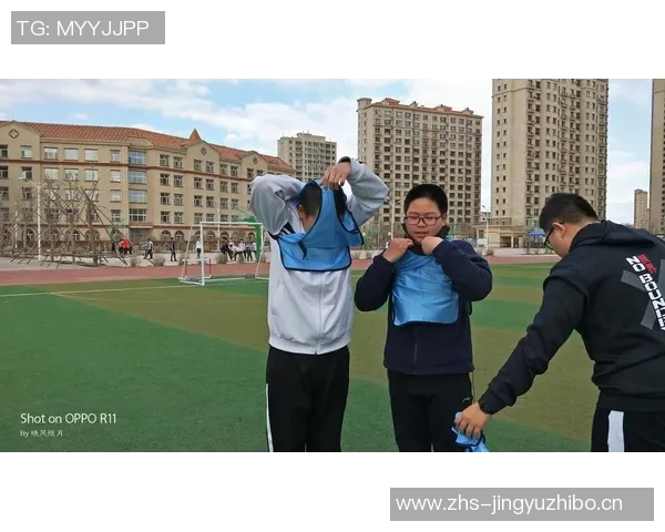 足球明星青春变装记：从绿茵场到时尚舞台的华丽转身